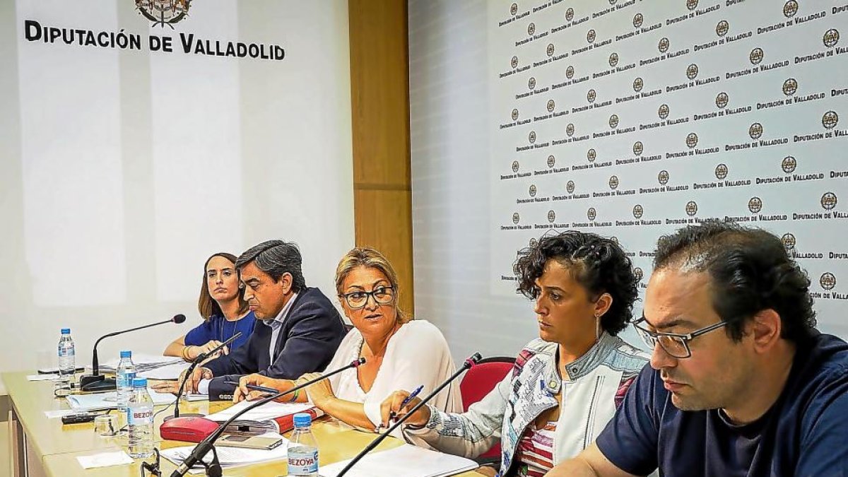 Pilar Vicente,Agapito Hernández, Teresa López, Esther Mínguez y Héctor Gallego, ayer en la Comisión.-EL MUNDO