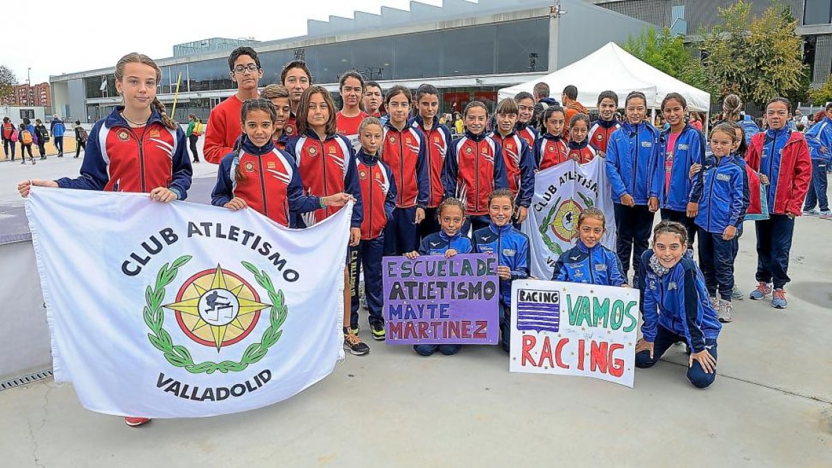 Los equipos del Club Atletismo Valladolid y la Escuela Mayte Martínez posan para TODO DEPORTE durante el desfile inaugural del Campeonato de Castilla y León.-ROBERTO FERNÁNDEZ
