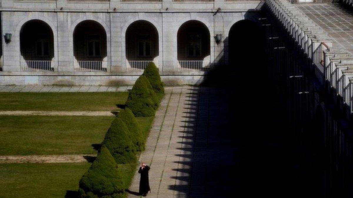 Un monje, en la explanada de la abadía del Valle de los Caídos.-JOSÉ LUIS ROCA