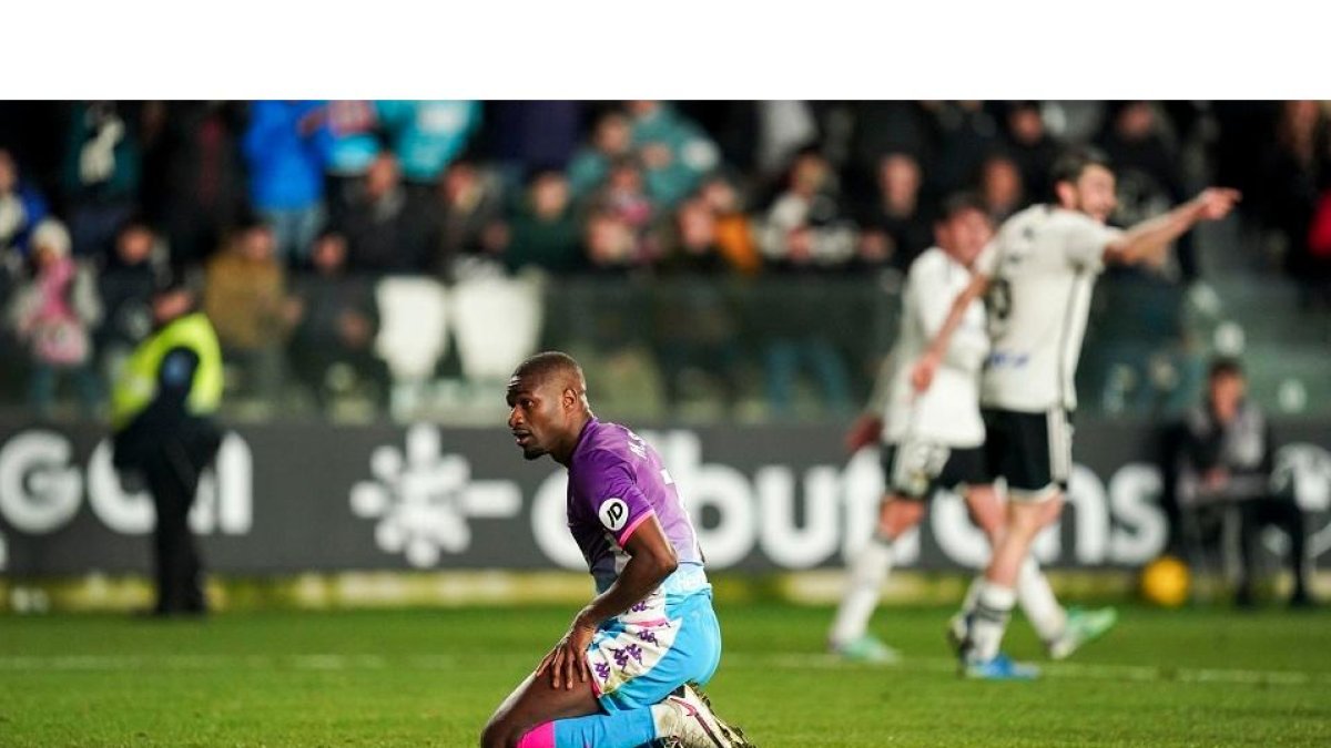 Sylla, arrodillado en el césped de El Plantío en la última derrota del Real Valladolid ante el Burgos. / IÑAKI SOLA / RVCF