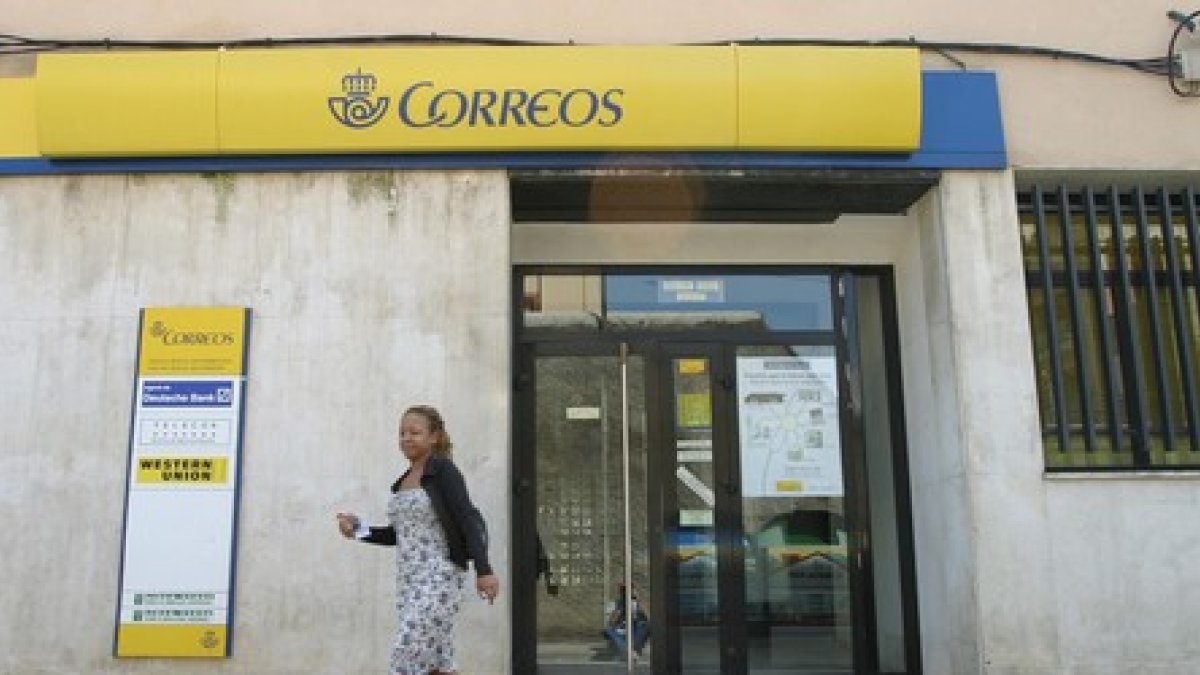 Una oficina de Correos.-ARCHIVO / JOSEP GARCIA
