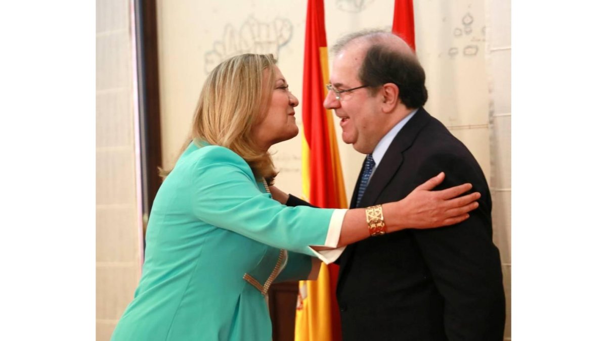 El presidente de la Junta, Juan Vicente Herrera, felicita a Pilar del Olmo tras tomar posesión como consejera de Hacienda-Ical