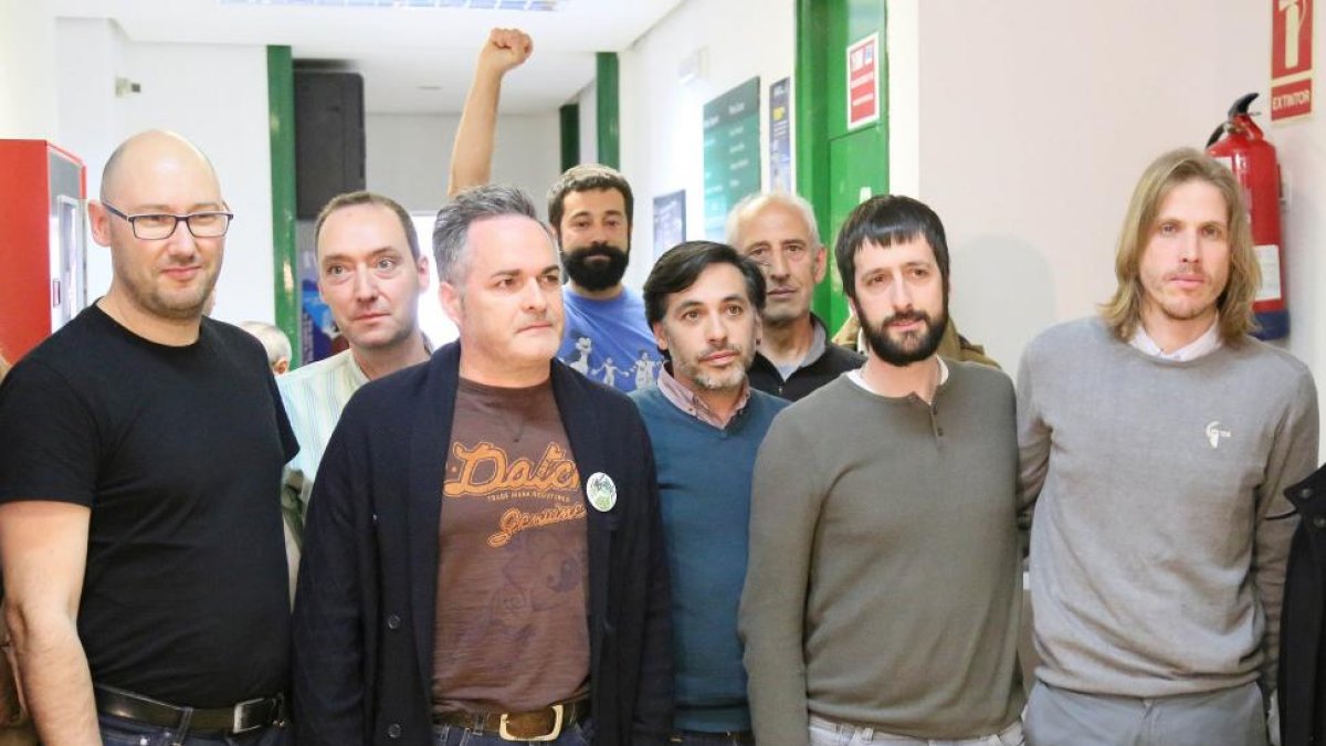 El diputado nacional de Podemos, Juan Manuel del Olmo, el secretario autonómico de Podemos, Pablo Fernández, y representantes de Podemos Valladolid, mantienen una reunión con representantes de Lauki y Dulciora-ICAL