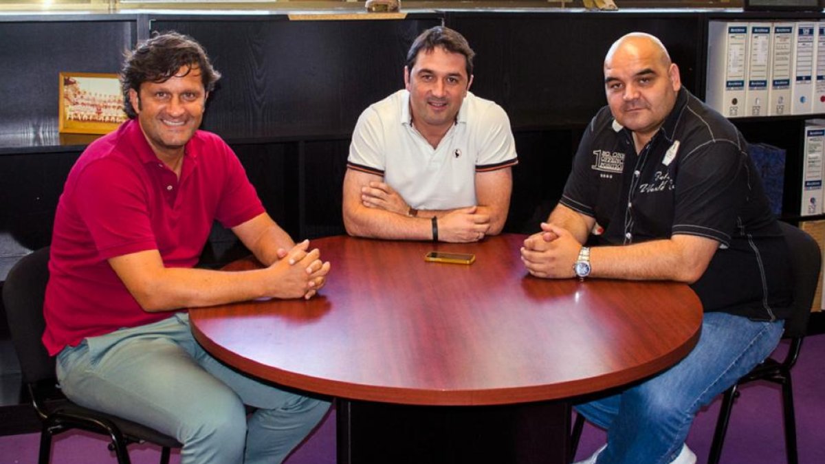 Catoira (en el Valencia), Braulio (que puede salir a Osasuna) y Cata, el día de su renovación, en noviembre.-EL MUNDO