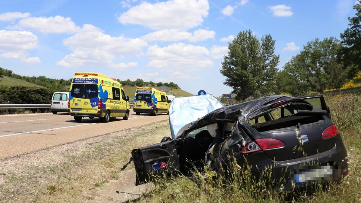 Accidente entre dos turismos y un camión en la A-62 dirección Valladolid en la salida Fuensaldaña-ICAL