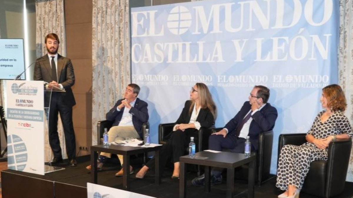Juan García-Gallardo (Vicepresidente de la Junta de Castilla y León); Pablo Lago (Director de El Mundo - Diario de Castilla y León); Patricia Tejado (Directora de Servicios Públicos Digitales en GMW); Félix Barrio (Director General de INCIBE); Beatriz Casado Sáenz (Directora de Innovación y Emprendimiento del ICE CyL) en el Club de Prensa El Mundo – Diario de Castilla y León ‘Desafíos de la ciberseguridad en la pequeña y mediana empresa’. -J. M. LOSTAU