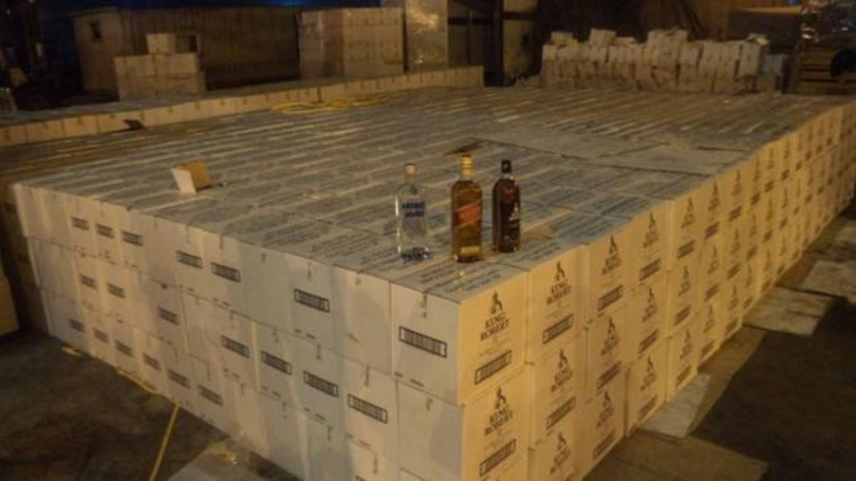 Cargamento de bebidas alcohólicas interceptada por el servicio de aduanas saudí.-