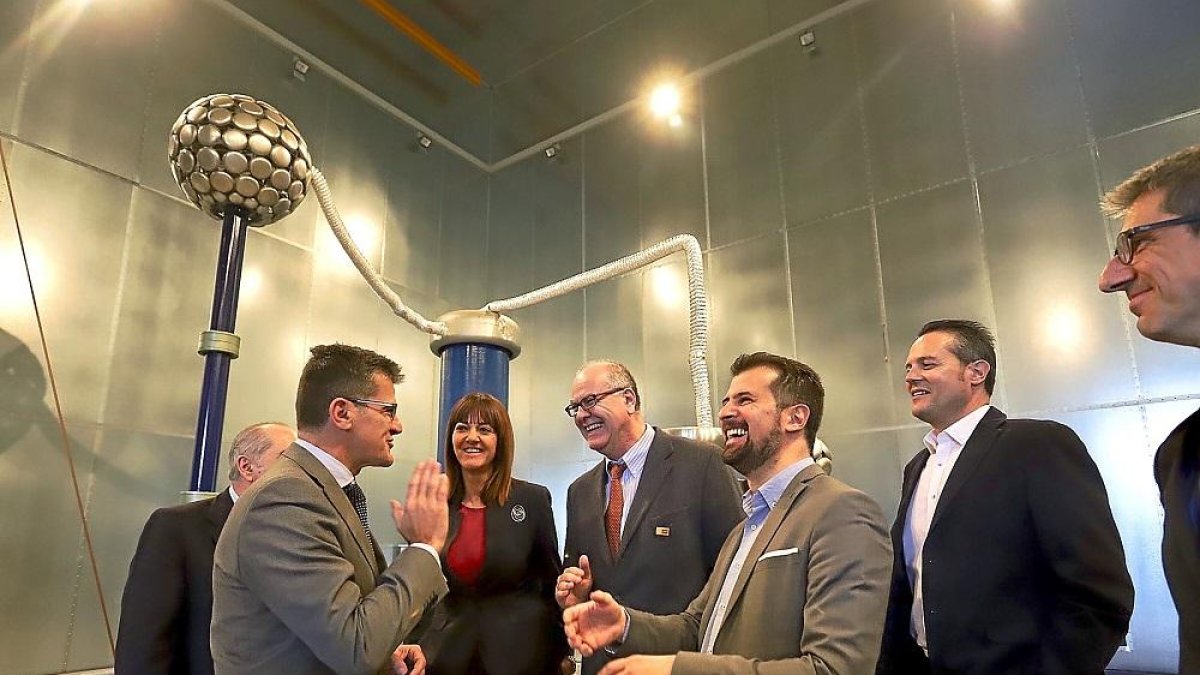Iñaki San Sebastián, Idoia Mendia yLuis Tudanca, ayer durante la visita al laboratorio Ingrid de Tecnalia.-ICAL
