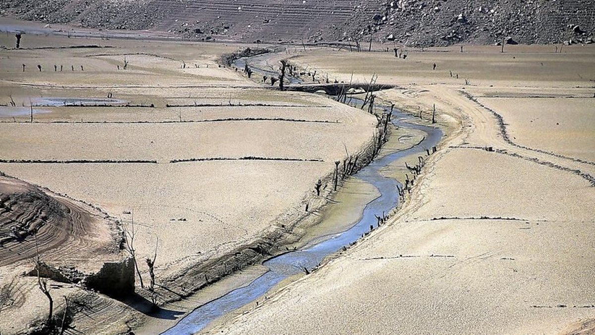 El pantano de Barrios de Luna en León se encuentra en su mínimo histórico y ya sólo embalsa un 7% de agua.-ICAL