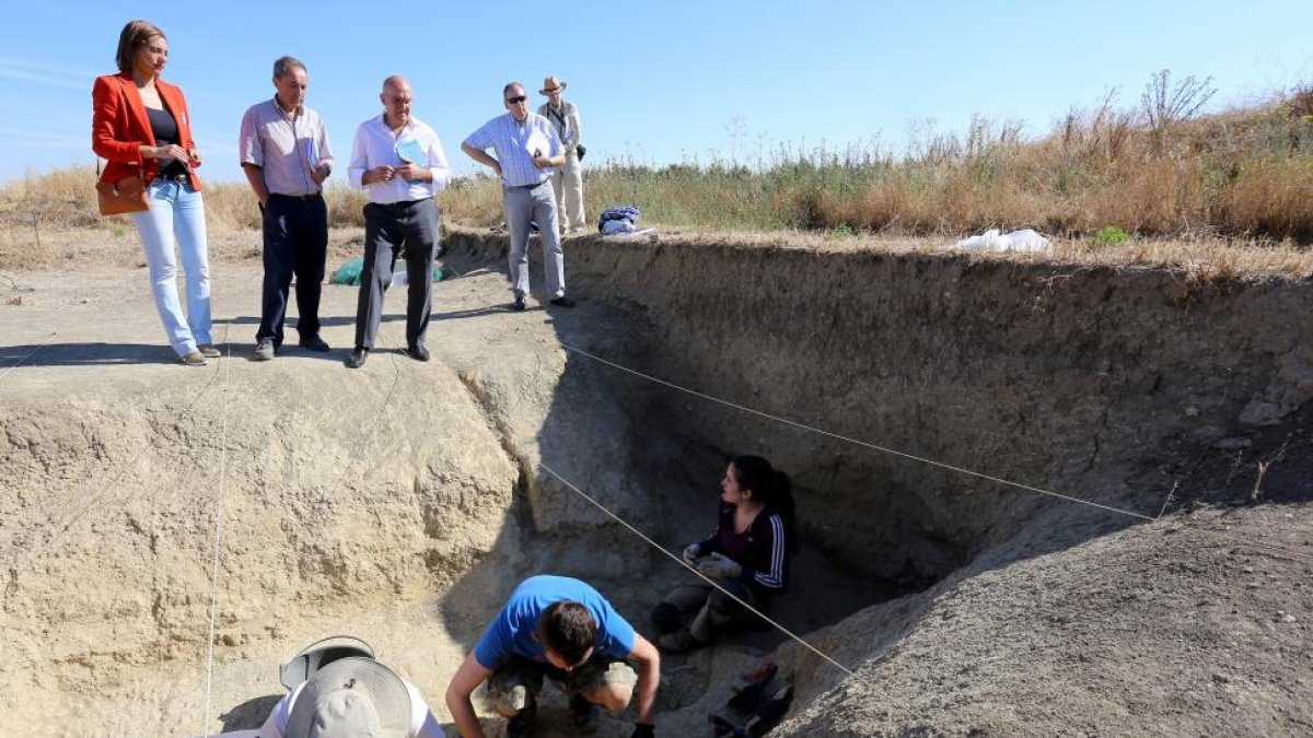 El presidente de la Diputación de Valladolid, Jesús Julio Carnero, visita el XIII Curso de Arqueología y campo de trabajo de Matallana. Junto a él, el catedrático de Prehistoria, Germán Delibes-ICAL