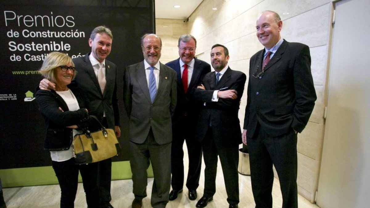El consejero de Fomento y Medio Ambiente, Antonio Silván, el director gerente del Instituto de la Construcción de Castilla y León, José María Enseñat; el presidente del Instituto de la Construcción, Álvaro Jaime Díez; el alcalde de Valladolid, Javier León-Ical