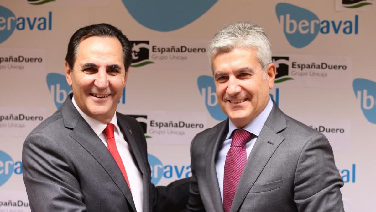 El presidente de Iberaval, José Rolando Álvarez (I), y el director general de Banca Comercial de EspañaDuero, Carlos Ranera (D).-ICAL