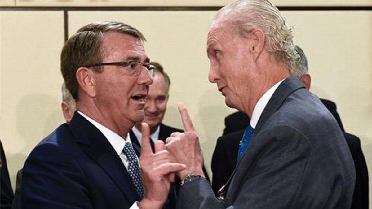 Morenés da explicaciones a Stoltenberg y a Ashton Carter en la cumbre de la OTAN.-AFP