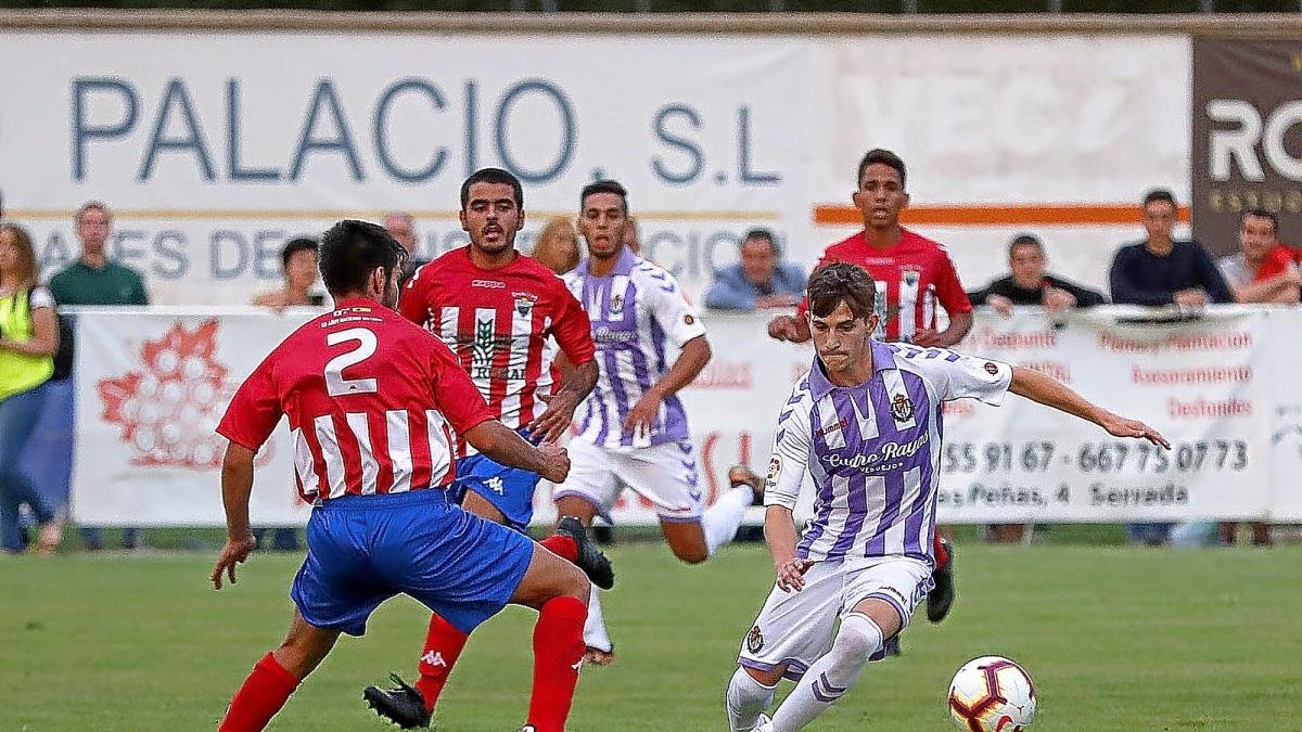 Toni intenta salvar el marcaje de los jugadores del Atlético Tordesillas en Las Salinas.-BALCAZA