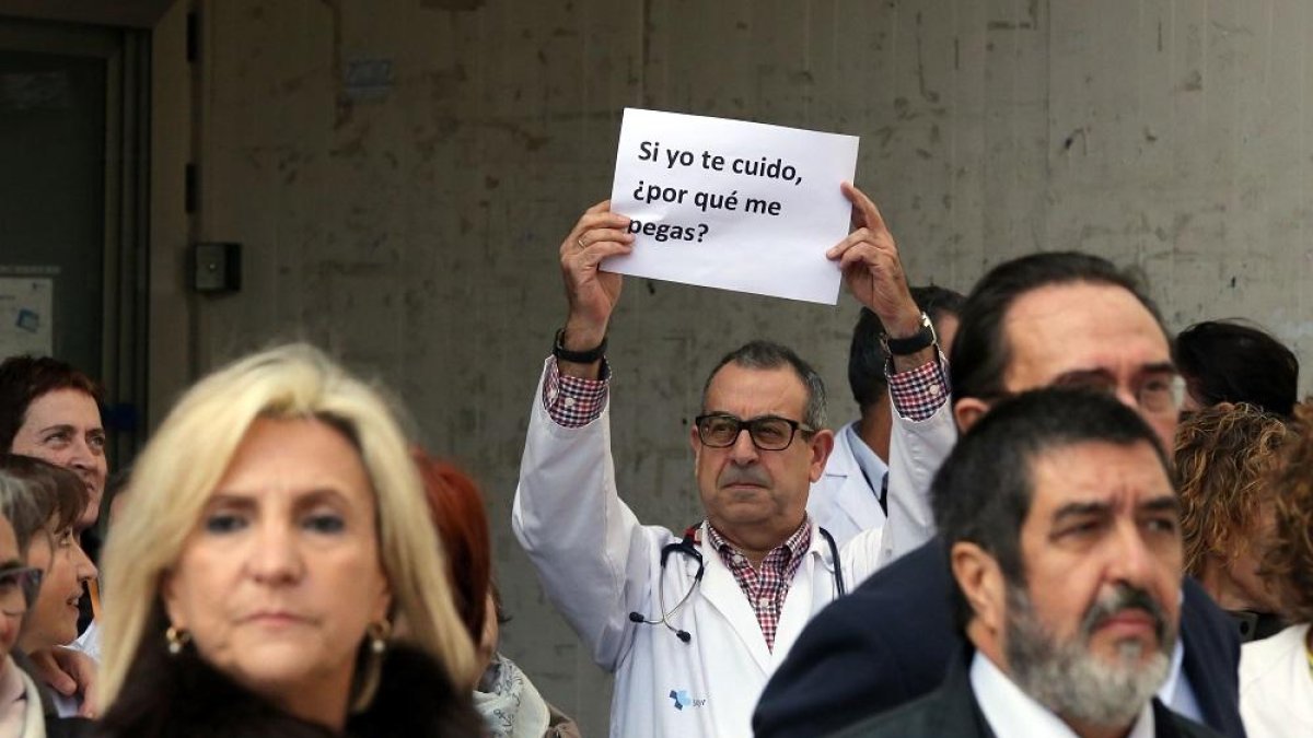 Verónica Casado y Manuel Mitadiel en la concentración convocada en el centro de salud Parquesol en repulsa por la agresión sufrida por uno de sus profesionales.-ICAL