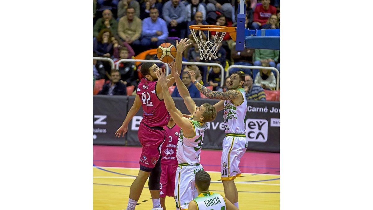 Hayes, que acabó lesionado, firmó uno de sus mejores partidos de la temporada en ambas pinturas.-PHOTOGENIC