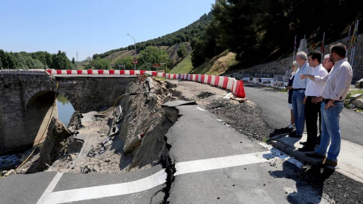 El secretario regional del PSOE, Luis Tudanca, visita el Puente de Cabezón de Pisuerga (Valladolid) tras su derrumbe-Ical
