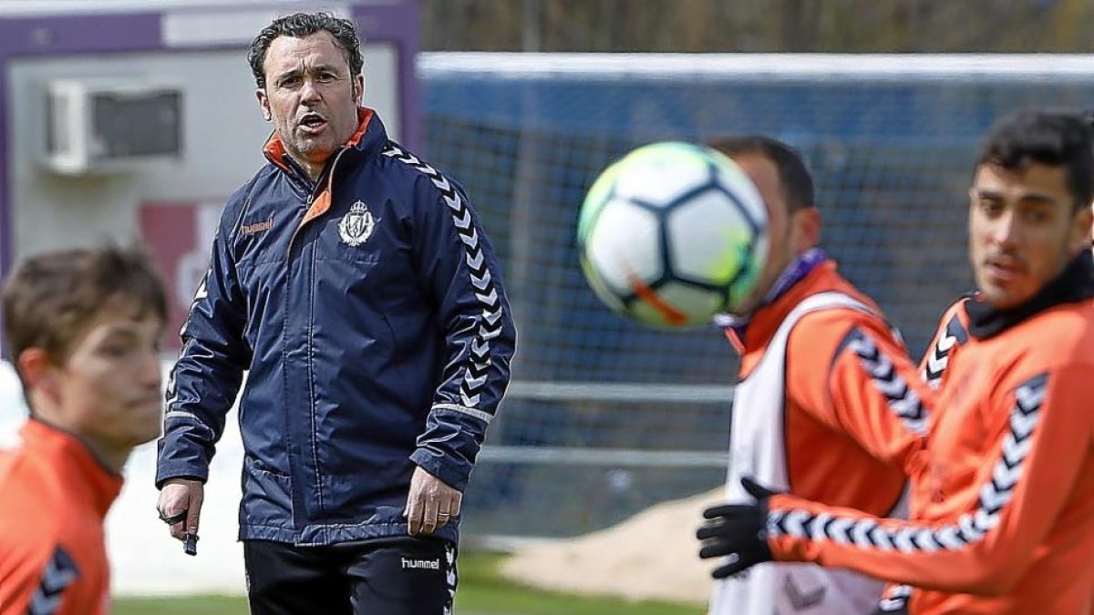 El técnico Sergio González durante un entrenamiento.-J.M.LOSTAU
