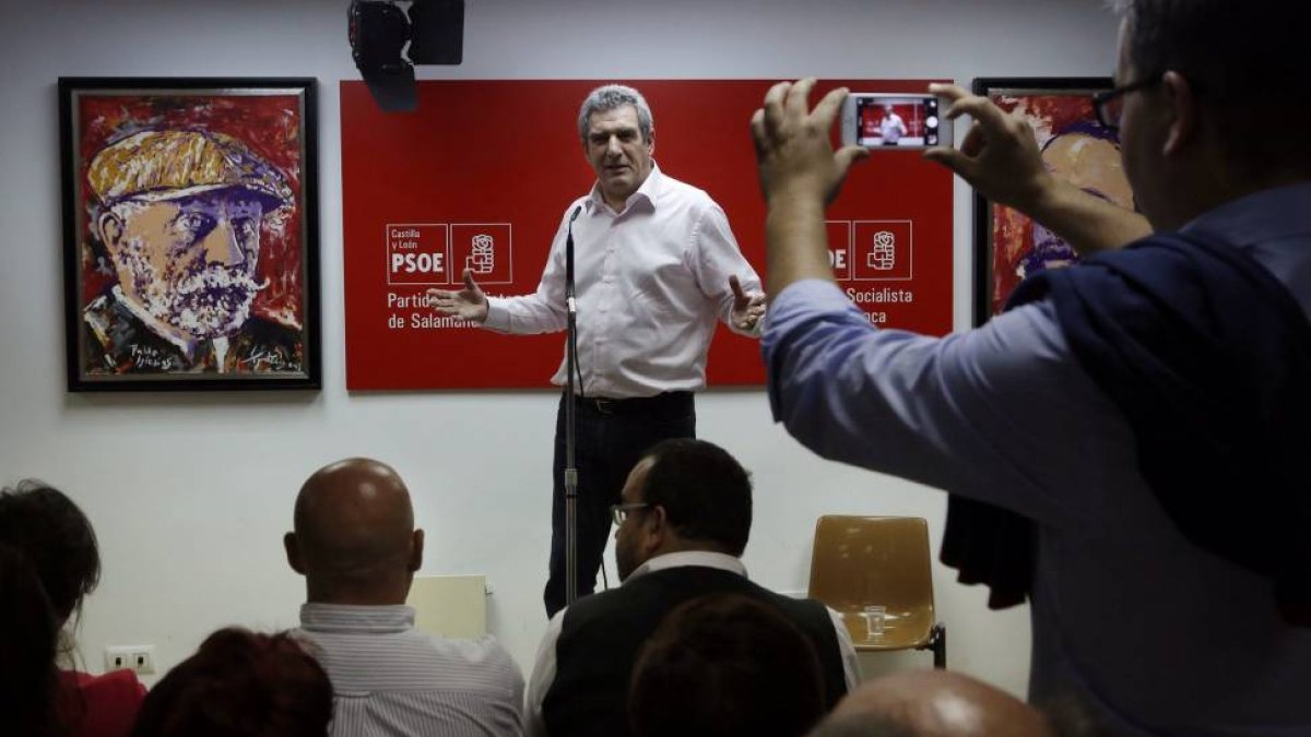 El candidato a la secretaria regional del PSOE se reúne con afiliados y simpatizantes de Salamanca para explicar su programa-Ical