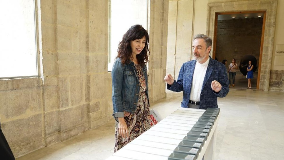 Ana Redondo y José Iges observan una de las piezas de la muestra-EL MUNDO