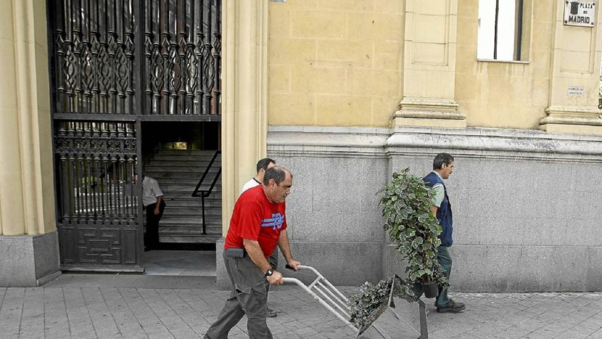 Operarios hacen el traslado del antiguo edificio de la Agencia Tributaria situado en la plaza Madrid-Ical
