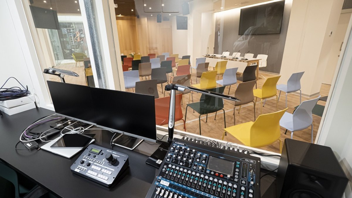 Dotación tecnológica de la sala de conferencias | PHOTOGENIC