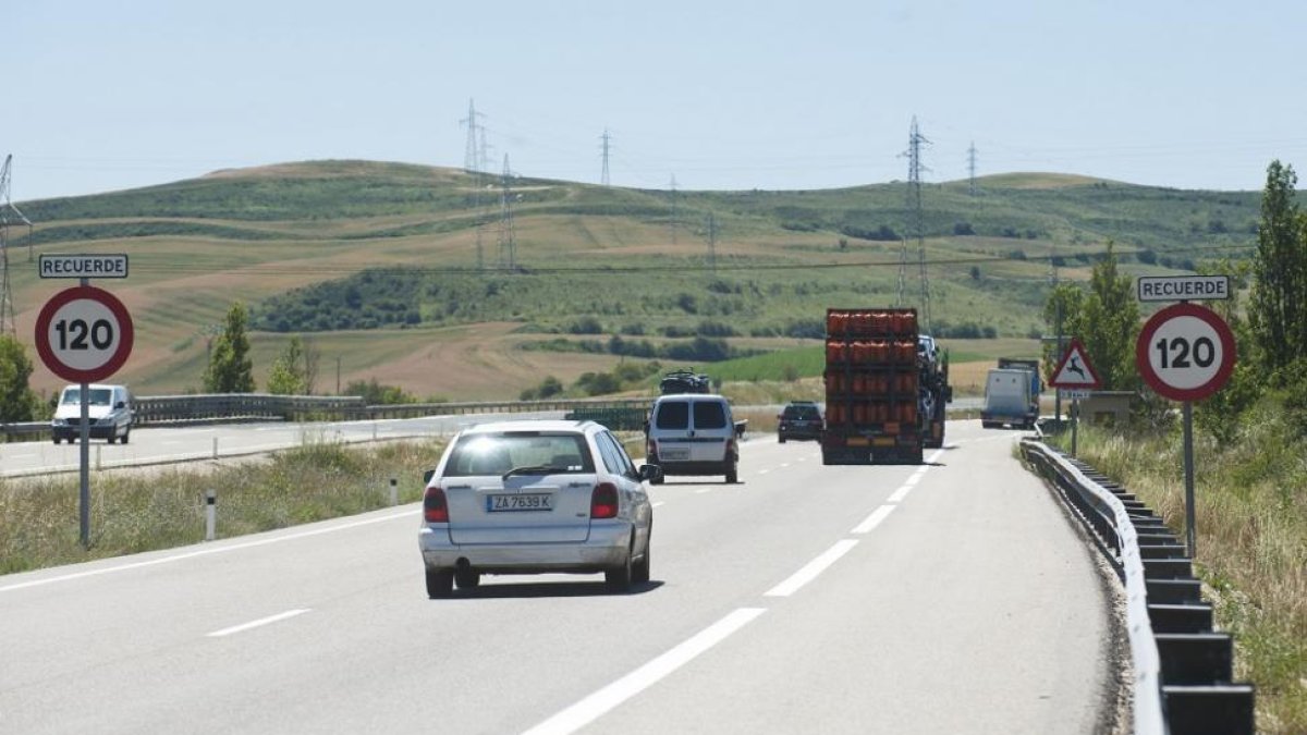 Imagen de archivo de una autopista de peaje de Castilla y León.-ICAL