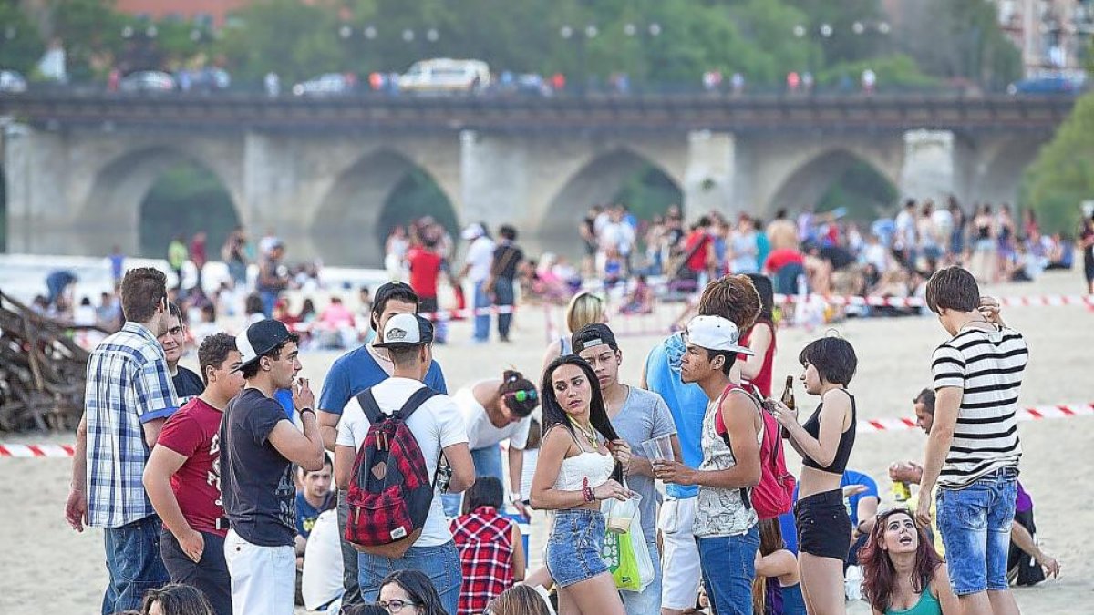 Grupos de jóvenes en la playa para celebrar la noche de San Juan.-P. REQUEJO
