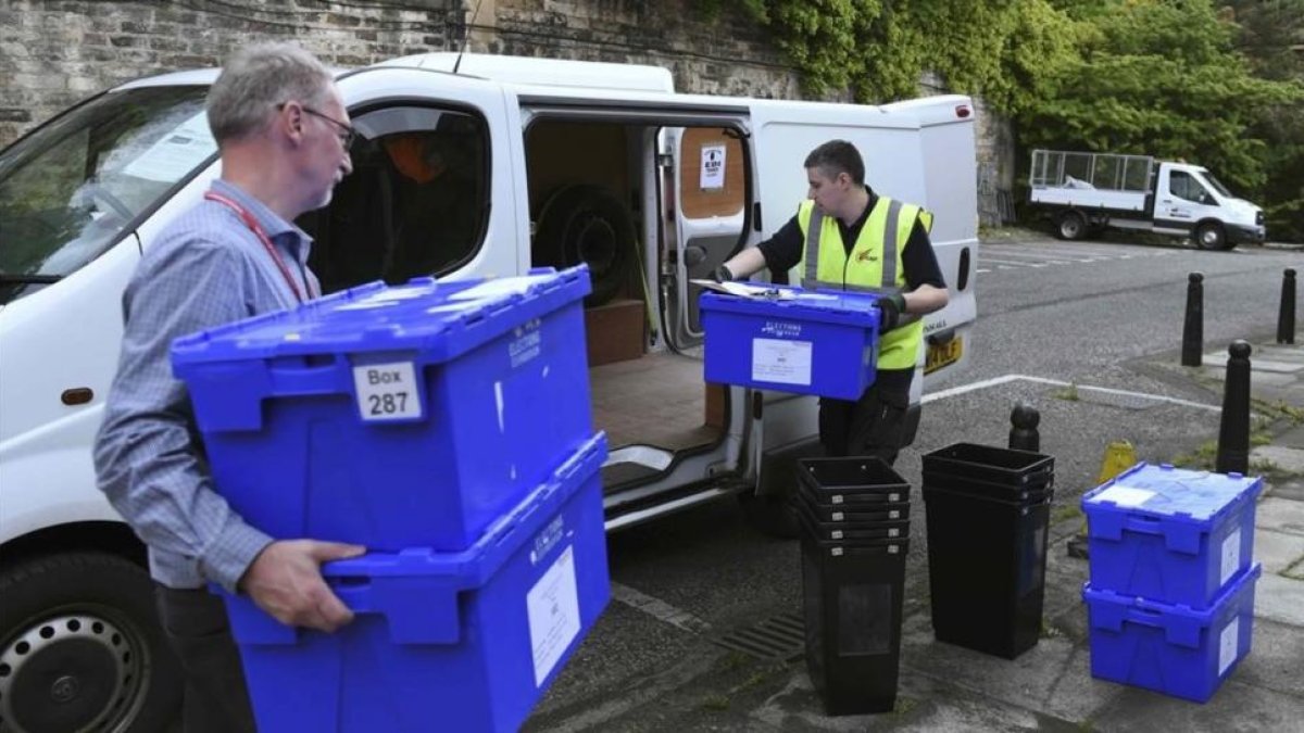Traslado de las urnas que van a ser empleadas en el referéndum del 'brexit'.-CLODAGH KILCOYNE