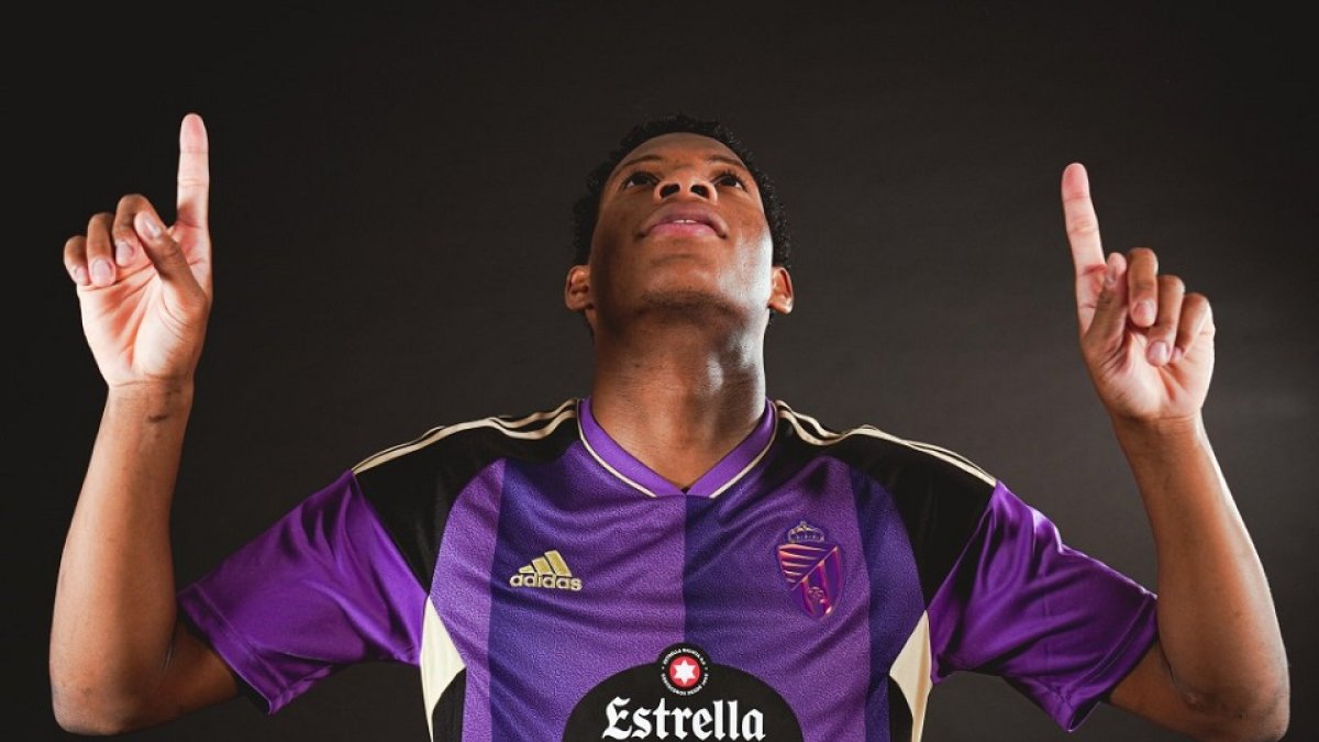 Gonzalo Plata, con la segunda equipación de la próxima temporada del Real Valladolid. / RVCF