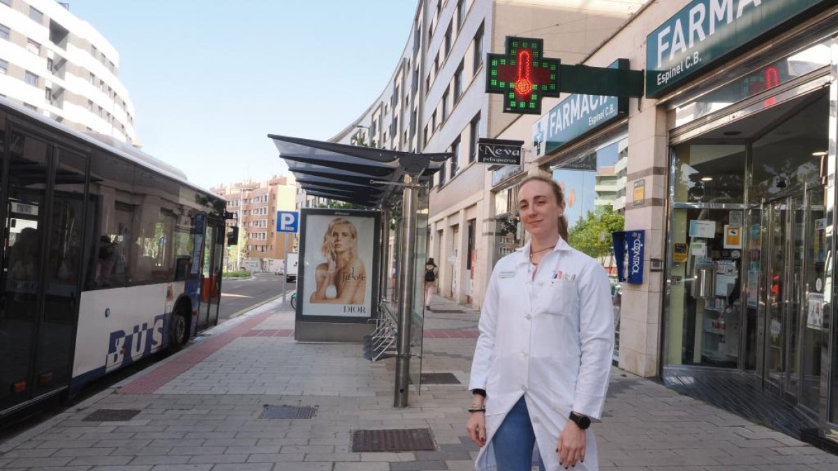 Virginia Espinel en la Farmacia de Manuel Azaña, 22.- PHOTOGENIC