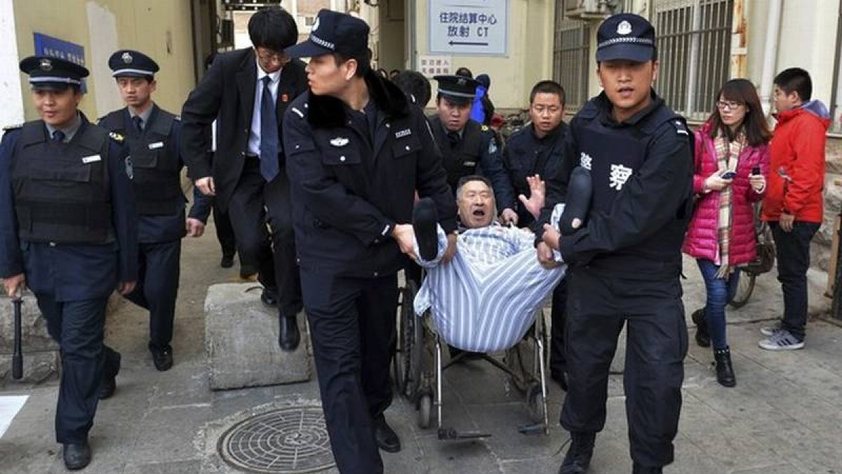 Varios policías sacan a rastras a Chen del hospital.-Foto:   CHINA STRINGER NETWORK / REUTERS