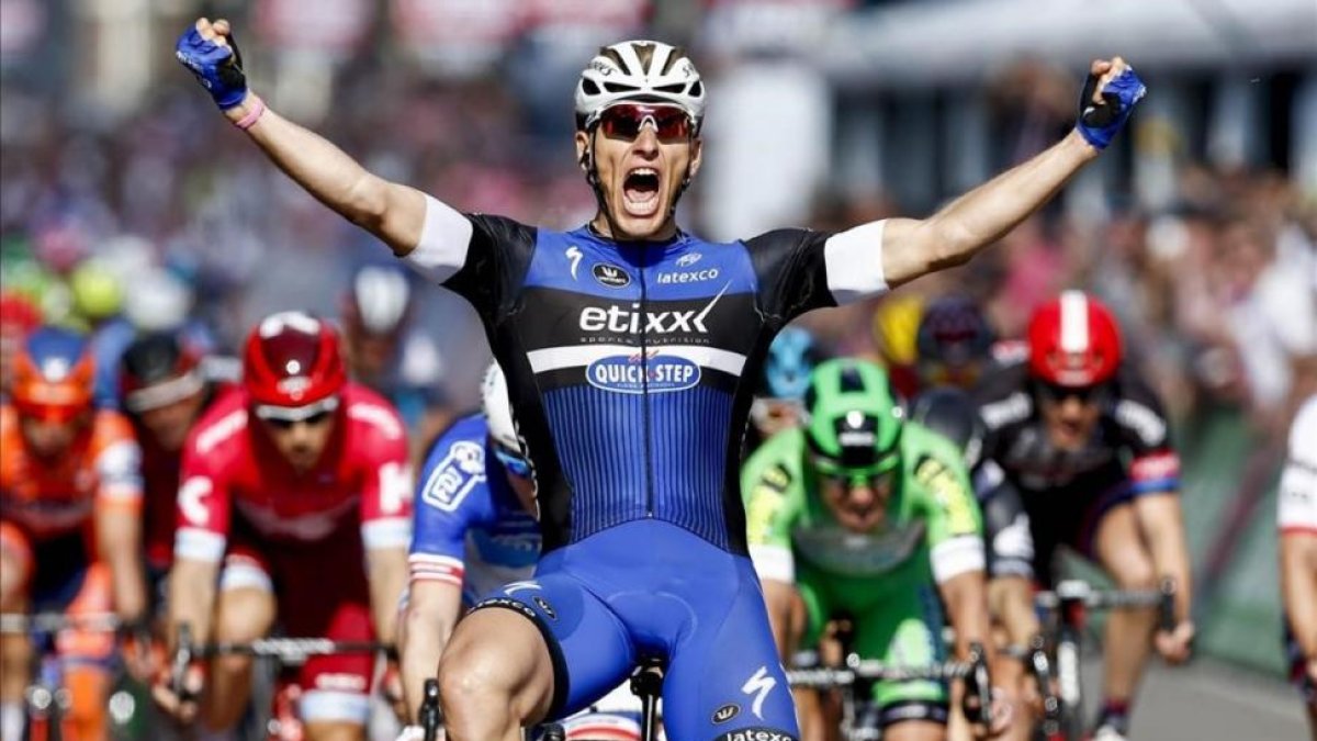 Marcel Kittel se impone con absoluta facilidad en la segunda etapa del Giro.-EFE / BAS CZERWINSKI