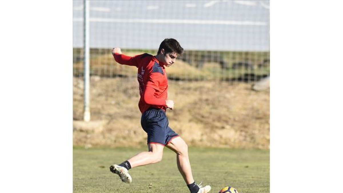 El futbolista del Huesca Gonzalo Melero, en un entrenamiento-ÁNGEL DE CASTRO