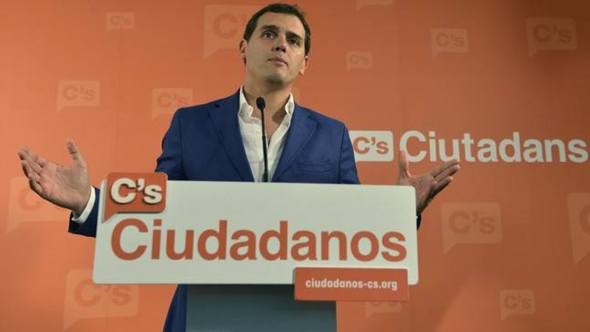 El líder de Ciudadanos, Albert Rivera, durante una rueda de prensa en la sede del partido en Barcelona.-Foto: FERRAN SENDRA