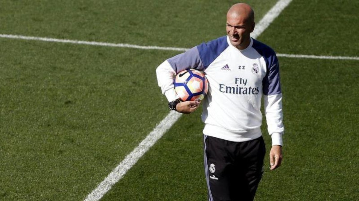 Zidane, en el entrenamiento previo al duelo con el Villarreal.-EFE / JUAN CARLOS HIDALGO