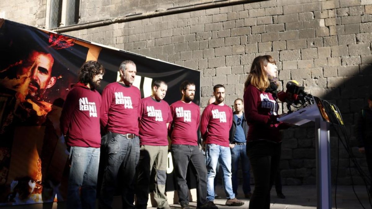 Los detenidos por quemar fotos del Rey en la Diada explican en una rueda de prensa su negativa a comparecer ante el juez, el pasado 2 de diciembre de 2016.-ACN
