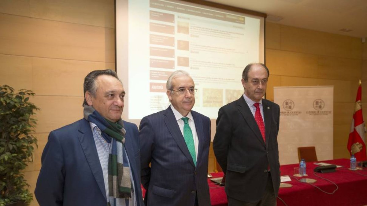 Emilio Melero (D), Consejero del Consejo de Cuentas de Castilla y León, Jesús Encabo Terry (C), presidente del Consejo de Cuentas de Castilla y León y Miguel Ángel JimÉnez (i), Consejero del Consejo de Cuentas de Castilla y León, presentan un nuevo portal-Ical