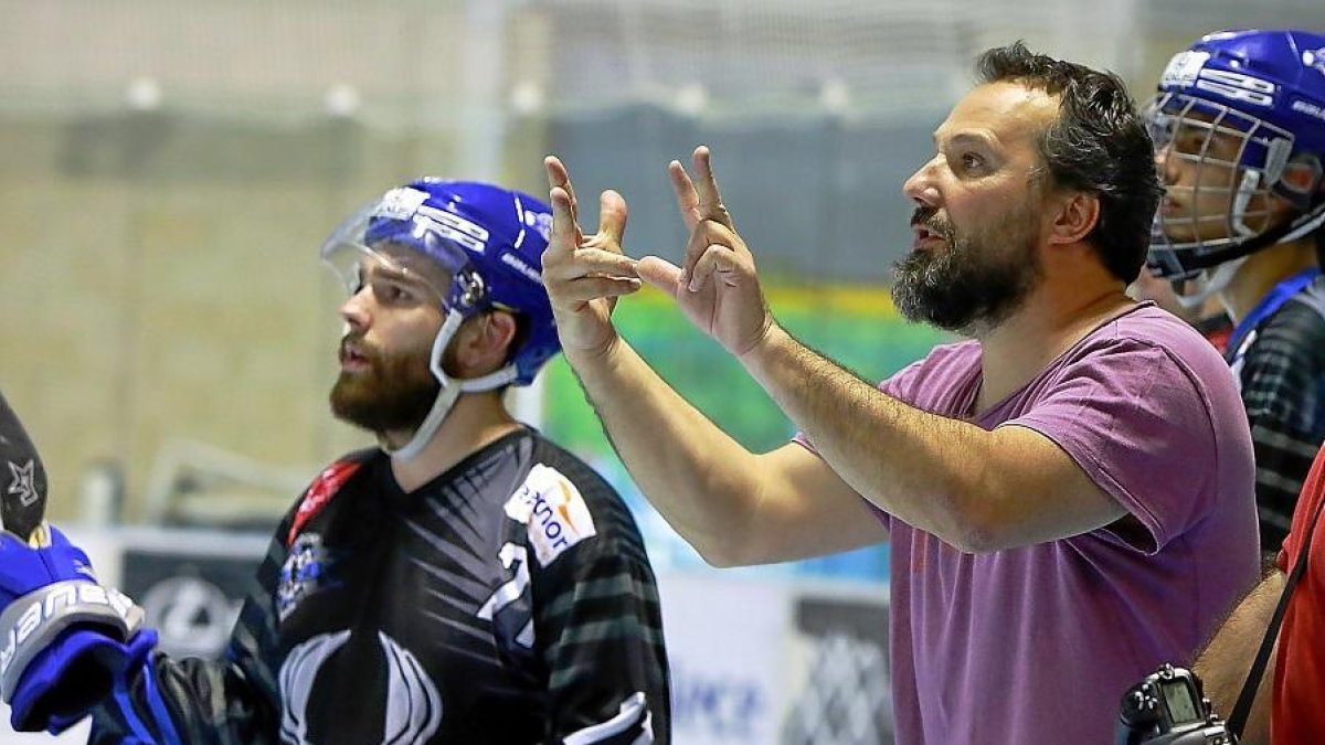 Ángel Ruiz da instrucciones a su equipo en la final ganada al Espanya.-J. M. LOSTAU