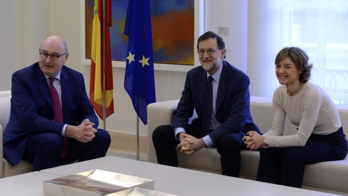 Isabel García Tejerina y Phil Hogan en la reunión mantenida en La Moncloa con el presidente del Gobierno, Mariano Rajoy.-BERNARDO DÍAZ