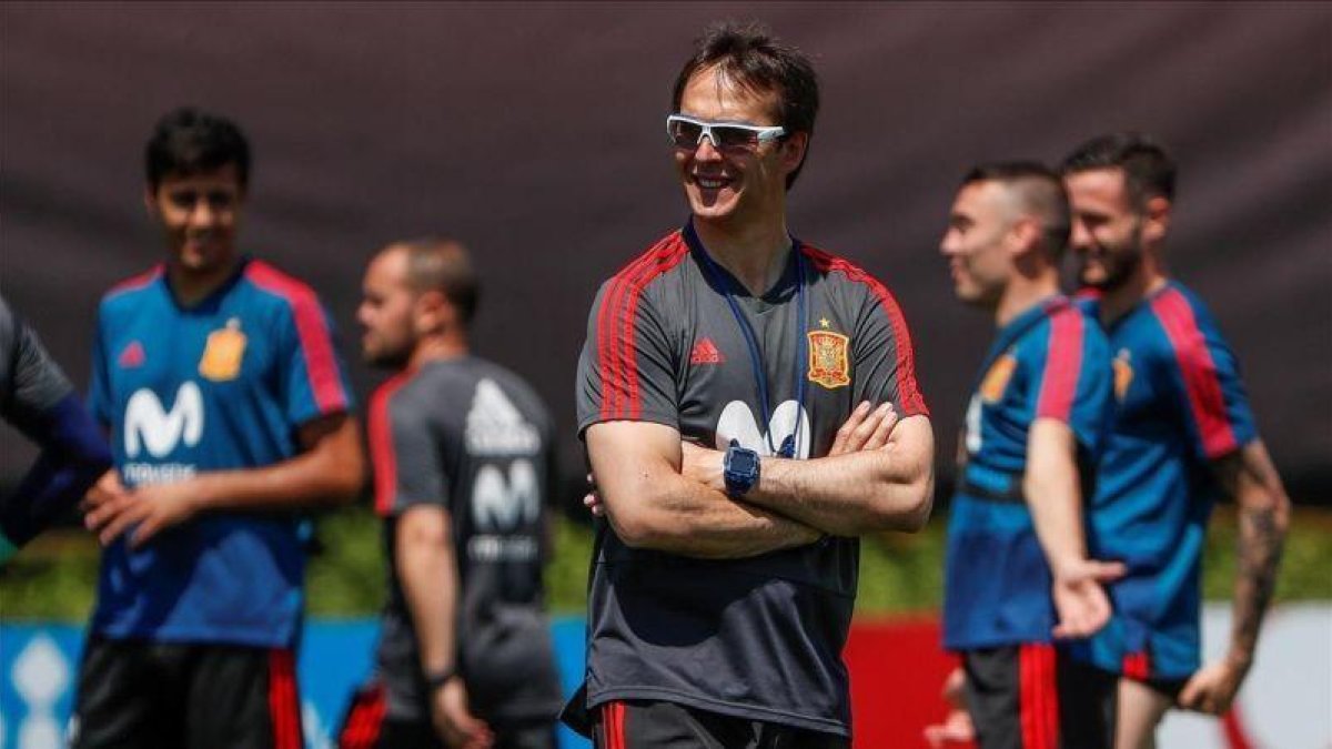 Lopetegui, en Krasnodar durante el entrenamiento posterior a la victoria sobre Túnez.-EFE / JAVIER ETXEZARRETA