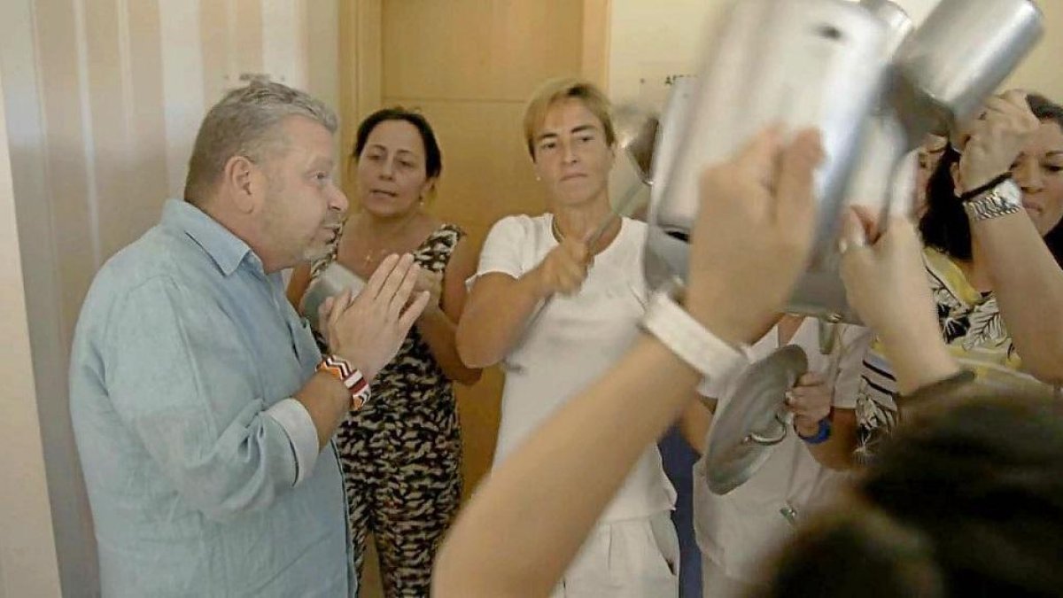 El chef Alberto Chicote intenta hablar con las trabajadoras que están realizando una cacerolada.-LA SEXTA