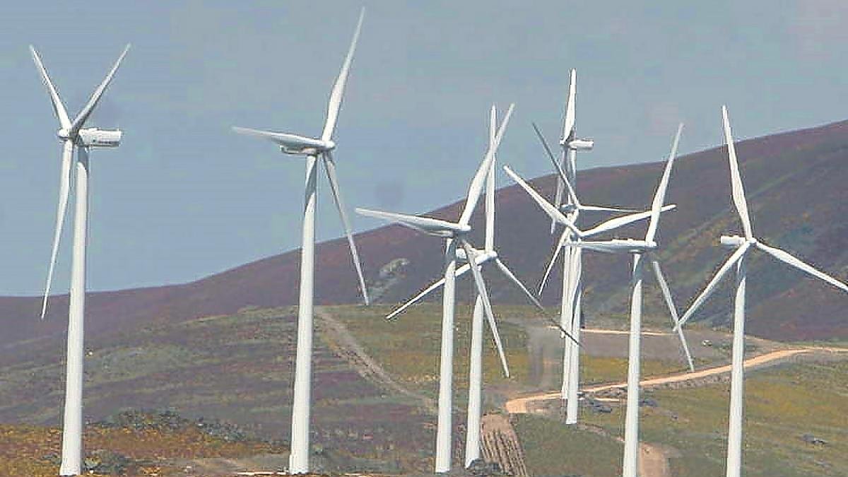 Aerogeneradores del parque eólico Peña del Gato.-E.M.