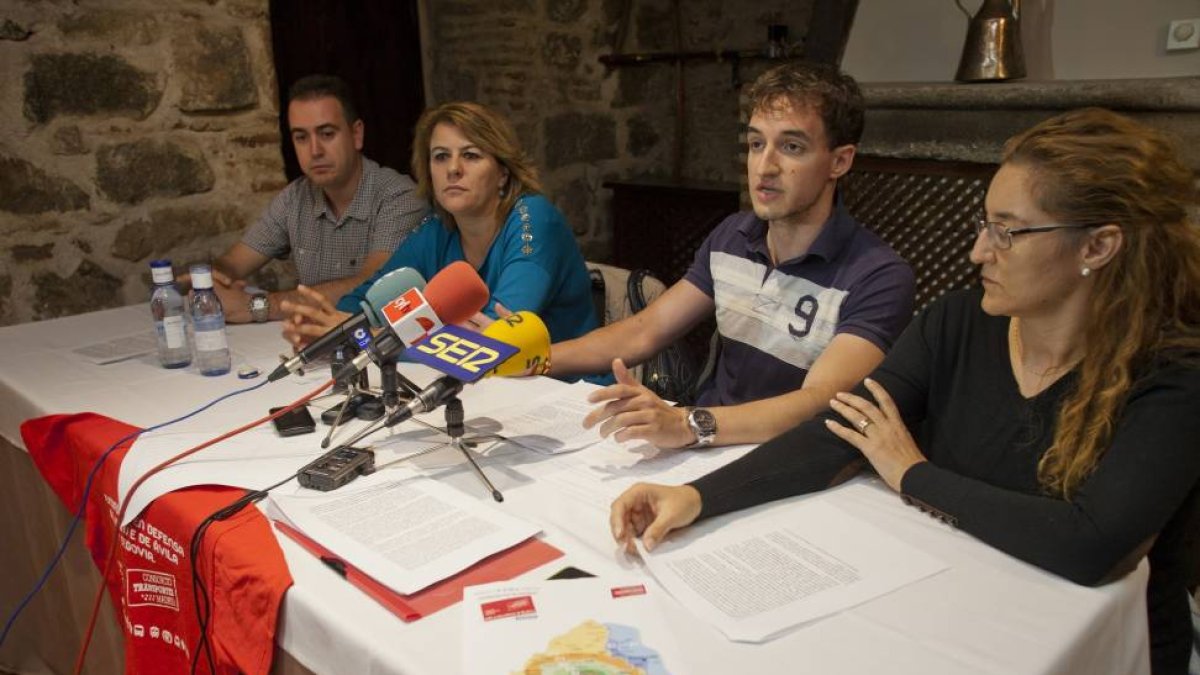 Las plataformas en defensa del Abono E de Segovia y Ávila leen un comunicado para reclamar la inclusión de ambas ciudades en este sistema de transporte a Madrid.-ICAL