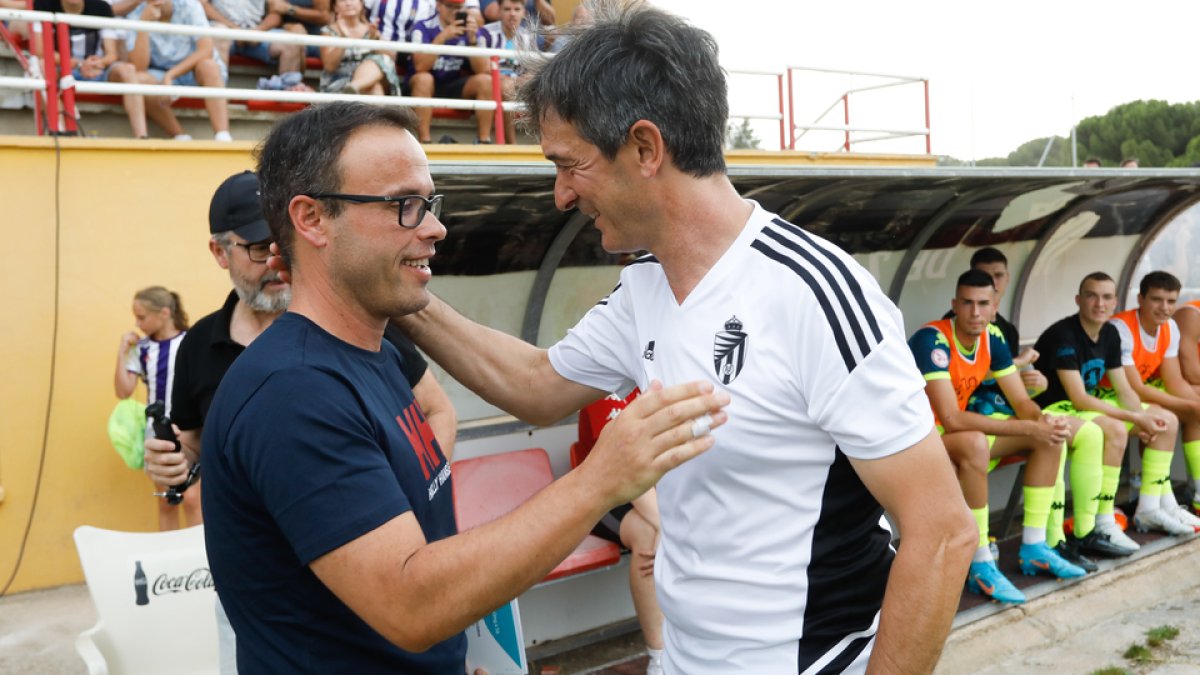Pacheta saluda al técnico local Miguel de la Fuente. / LOSTAU