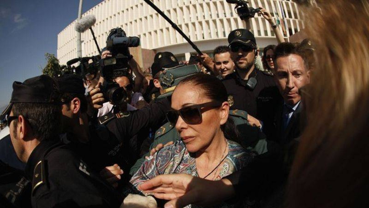 Isabel Pantoja sale de la Audiencia de Málaga, en abril del 2013.-Foto: REUTERS