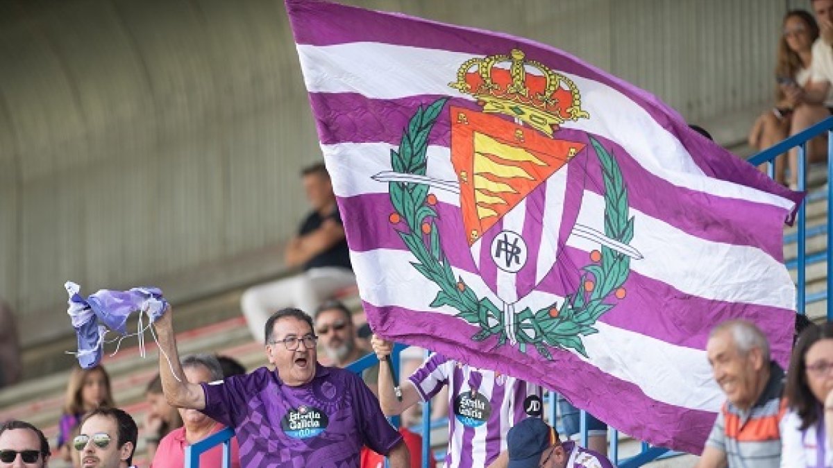 Bandera del Real Valladolid con el escudo histórico.