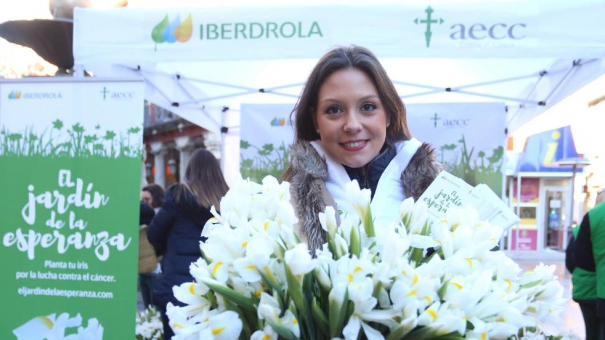 La Asociación contra el cáncer e Iberdrola inician una campaña para captar donativos para la investigación de esta enfermedad con un expositor en Valladolid-Ical
