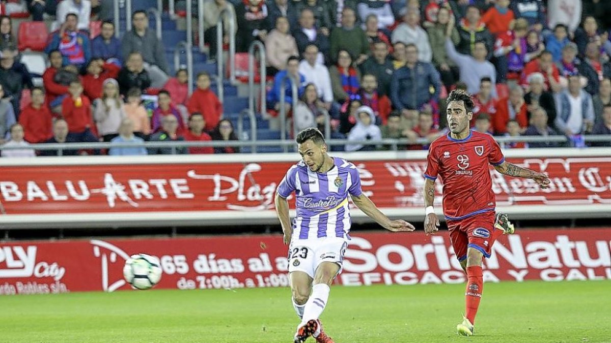 Óscar Plano lanza y anota el segundo tanto del equipo vallisoletano.-LUIS TEJEDOR