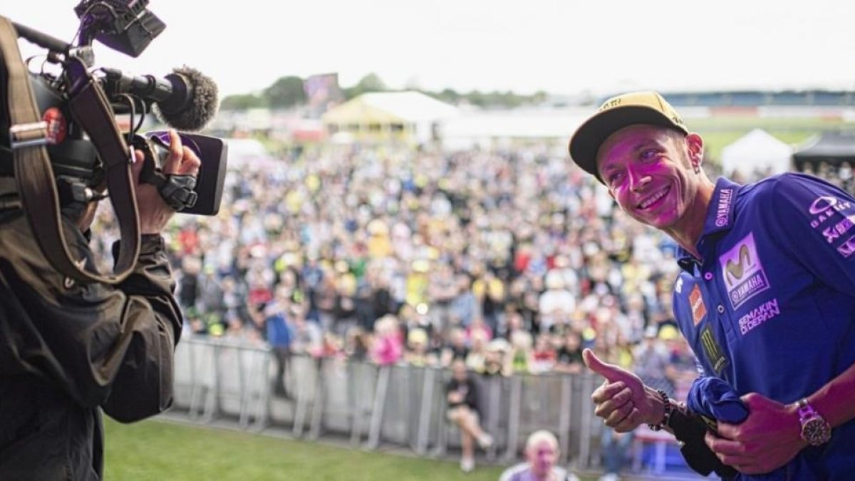 Valentino Rossi bromea con un cámara de TV en la subasta, en beneficio de la ONG de los pilotos, organizada en Silverstone, el pasado jueves-MIRCO LAZZARI